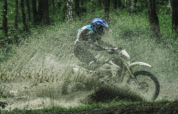 বর্ষার মৌসুমে গাড়িতে বাড়তি লাইট থাকলে ভালো। তবে লাইট ফিট করবেন একটু নিচের দিকে। ছবি: সংগৃহীত