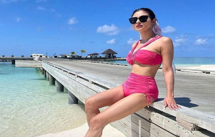 মালদ্বীপে ছুটি কাটাচ্ছেন মৌনী রায়। তার বিকিনি পরা ছবিতে মুগ্ধ হয়েছেন ভক্তরা। ছবি: সংগৃহীত