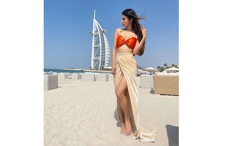 কমলা বিকিনিতেও মোহময়ী রূপ। ছবি: সংগৃহীত