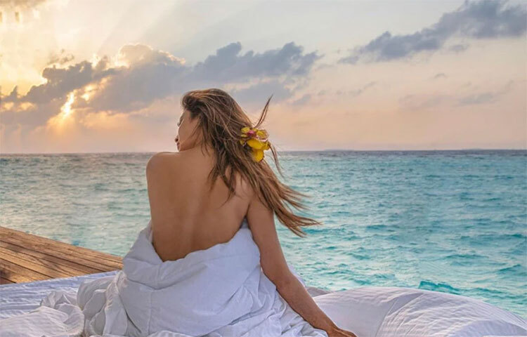 সমুদ্রের ধারে বসে ছুটিযাপন মৌনির। ছবি: সংগৃহীত