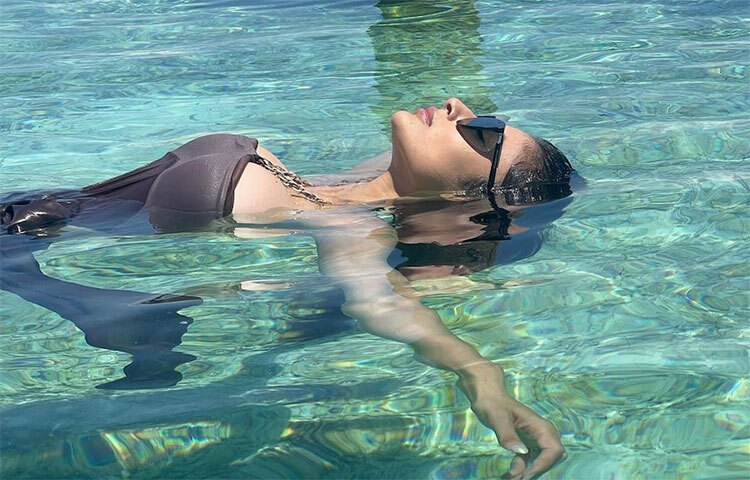 ২০০৪ সালের ‘রান’ এবং ২০১৬ সালে ‘তুম বিন টু’-তে স্পেশাল অ্যাপিয়ারেন্সে দেখা গিয়েছিল মৌনীকে। অক্ষয় কুমারের ‘গোল্ড’-এ প্রথম নায়িকা হিসেবে অভিনয় করেন তিনি। ছবি: সংগৃহীত