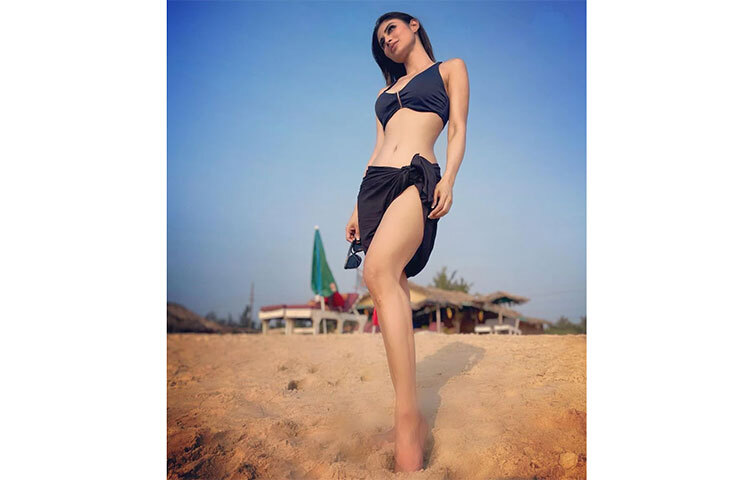 কালো বিকিনির সঙ্গে ম্যাচিং সারঙ্গ পরেছেন মৌনি। ছবি: সংগৃহীত