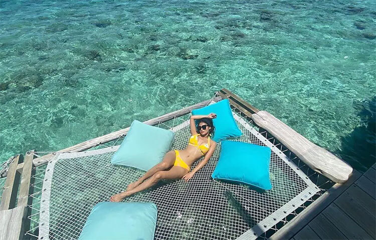 হলুদ টু-পিসে ভাইরাল মৌনির ছবি। ছবি: সংগৃহীত