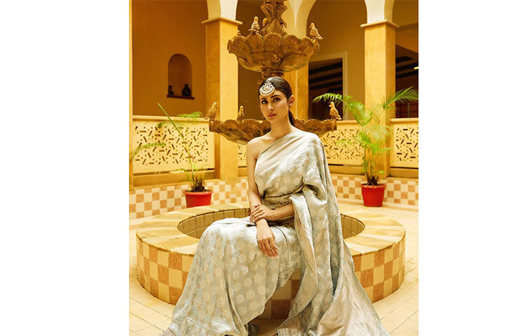 মৌনি রায় বাঙালি হয়েও কাজ করছেন বলিউডে। কয়েকমাস আগেই বিয়ে করেছেন তিনি। দিন দিন যেন মোহময়ী হয়ে উঠছেন তিনি। ছবি: সংগৃহীত