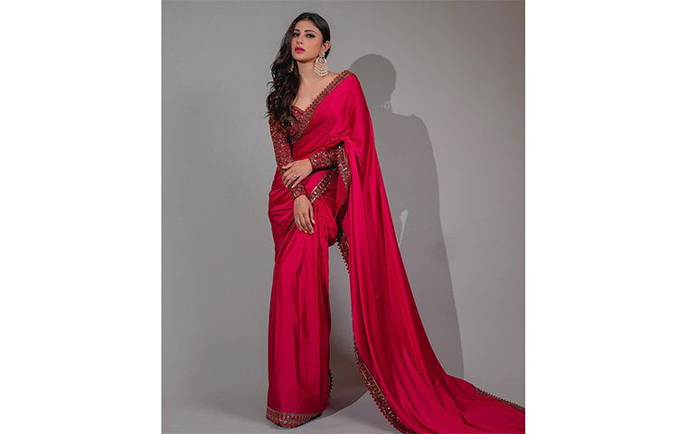 লাল শাড়িতে সুপার হিট মৌনি রায়। ছবি: সংগৃহীত