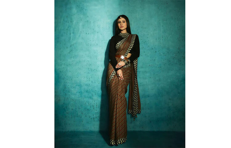 কালো ফুল স্লিভ ব্লাউজ ও চেক শাড়িতে নজর কাড়লেন মৌনি রায়। ছবি: সংগৃহীত