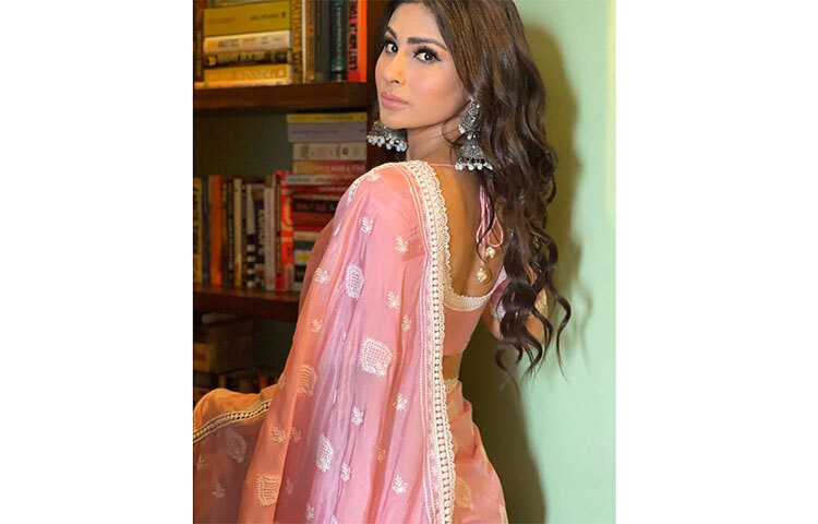 প্যাস্টেল পিঙ্কে আকর্ষণীয় মৌনি রায়। ছবি: সংগৃহীত