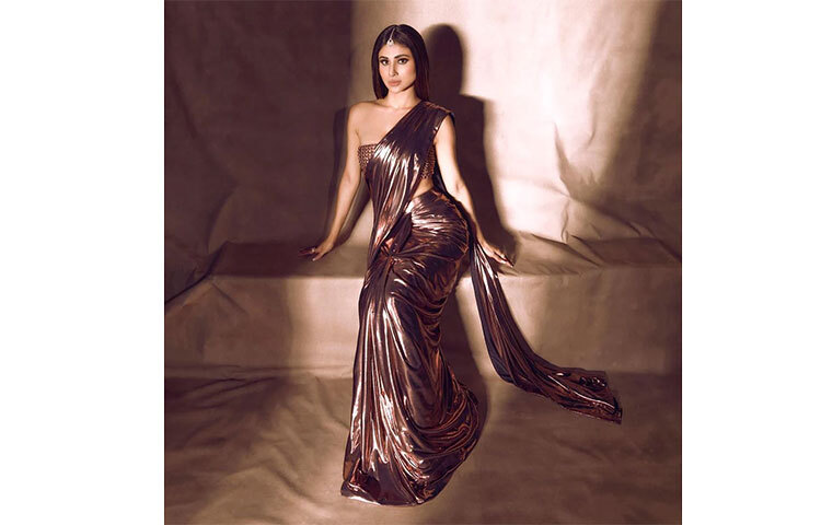 মেটালিক শাড়িতে মন মাতানো মৌনি রায়। ছবি: সংগৃহীত