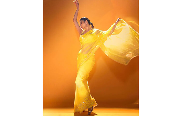 হলুদ শাড়িতে নাচের ভঙ্গিমায় ফটোশুট করলেন মৌনি রায়। ছবি: সংগৃহীত