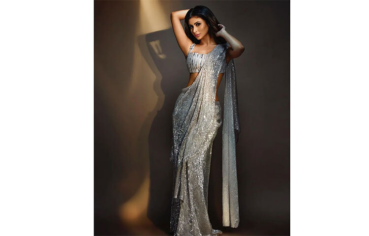 সিলভার শাড়িতে ভাইরাল মৌনি রায়। ছবি: সংগৃহীত