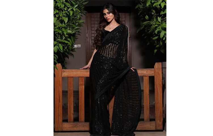 কালোতে সকলকেই ভাল মানায়। তবে মৌনির শরীরে কালো যেন নতুন রূপ পেল। ছবি: সংগৃহীত