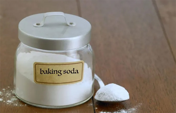 বেকিং সোডা পিএইচ ব্যালেন্স ঠিক রাখতে সাহায্য করে। এটি যে কোনো জ্বালাভাব কমায়। আলসার হলে যেহেতু জ্বালাভাব থাকে অনেক বেশি, তাই বেকিং সোডার ব্যবহার এর থেকে মুক্তি দিতে পারে। বেকিং সোডা ও পানির একটি ঘন মিশ্রণ বানিয়ে সেটি আলসারে লাগিয়ে কিছুক্ষণ রেখে পরিষ্কার পানিতে মুখ ধুয়ে নিলে জ্বালাভাব দূর হবে। ছবি: সংগৃহীত