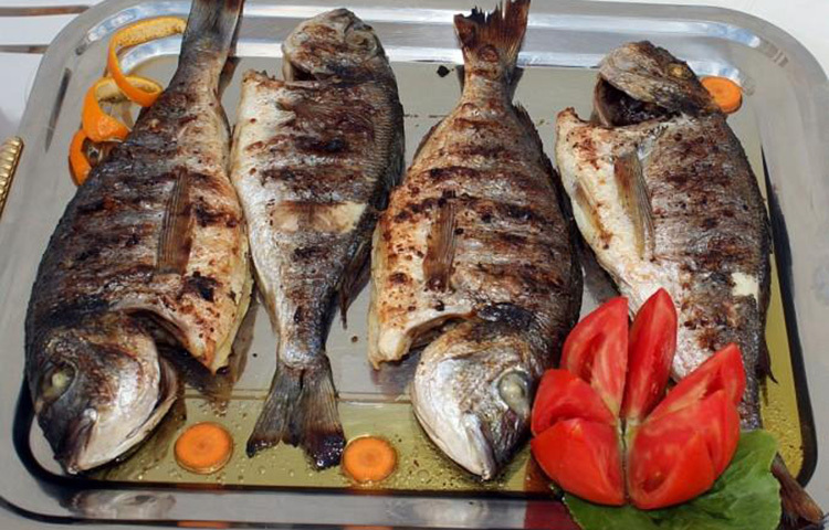 মাছ ও মাংস: মাছ-মাংস খেলেও মুখে গন্ধ হওয়ার প্রবল সম্ভাবনা থাকে। আসলে পাকস্থলীতে কয়েকটি অ্যাসিড ও ব্যাকটেরিয়া থাকে। যা মাছ ও মাংসজাত প্রোটিনকে অ্যামিনো অ্যাসিডে ভেঙে দেয়। এর কারণে অ্যামোনিয়া উৎপন্ন হয়। অ্যামোনিয়ার গন্ধ অত্যন্ত ঝাঁঝালো ও তীব্র। এই অ্যামোনিয়াই পরে রক্তের মাধ্যমে ফুসফুসে পৌঁছায়। আর মুখের মাধ্যমে দুর্গন্ধ ছড়ায়। তবে নানা ধরনের মশলা, ভিনিগার ও তেল দিয়ে মাছ-মাংস রান্না করলে কিছুটা হলেও এই গন্ধ কমানো যায়। ছবি: সংগৃহীত