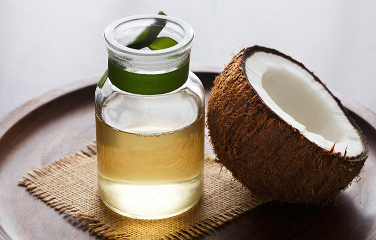 ত্বক ভালো রাখতে ও রান্নায় নারকেল তেলের জুড়ি মেলা ভার। কিন্তু অনেকেই হয় তো জানেন না এই তেল আলসার ভালো করতে সাহায্য করে। নারকেল তেলে অ্যান্টি-মাইক্রোবায়াল গুণ রয়েছে বলে ব্যাকটেরিয়া দূর করে। এর অ্যান্টি-ইনফ্লেমেটরি উপাদান জ্বালাভাব দূর করে ও ব্যথা কমায়। এক-দু ফোঁটা নারকেল তেল আলসারে লাগিয়ে কিছুক্ষণ রেখে দিলে ধীরে ধীরে আলসার কমে যাবে। ছবি: সংগৃহীত