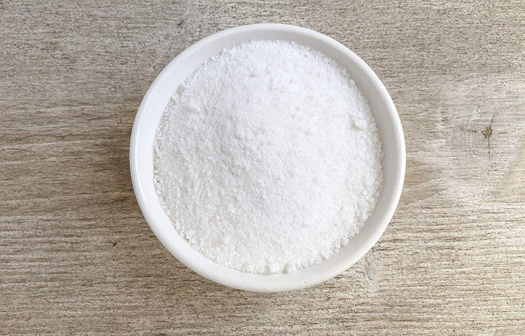 অ্যালুম পাউডার এতে অ্যাসট্রিনজেন্ট উপাদান থাকে, যা আলসার শুকাতে সাহায্য করে। সামান্য পানির সঙ্গে অ্যালুম পাউডার মিশিয়ে একটি মিশ্রণ তৈরি করতে হবে। এটি আলসারে লাগিয়ে কয়েক মিনিট রেখে দিতে হবে। ছবি: সংগৃহীত