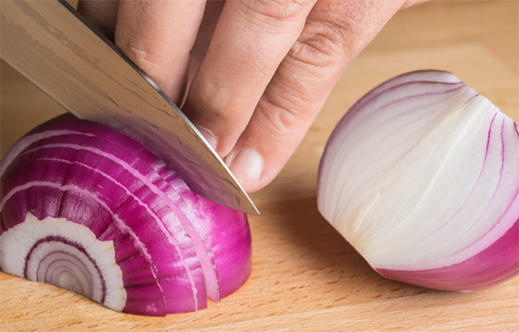 পেঁয়াজ: একই গোত্র অর্থাৎ অ্যালিয়াম প্রজাতির অন্তর্ভুক্ত পেঁয়াজ ও রসুন। রসুনের মতো পেঁয়াজেও নানা ধরনের সালফিউরিক যৌগ থাকে। ফলে কাঁচা পেঁয়াজ খেলে মুখ থেকে বাজে গন্ধ বের হয়। এক্ষেত্রে পেঁয়াজ রান্না করে খেলে কিছুটা হলেও এই গন্ধ কমানো যায়। কারণ পানি, তেল, মশলা বা ভিনিগারে মিশিয়ে পেঁয়াজ রান্না করলে এই সবজির গন্ধ খানিকটা প্রশমিত হয়। ছবি: সংগৃহীত