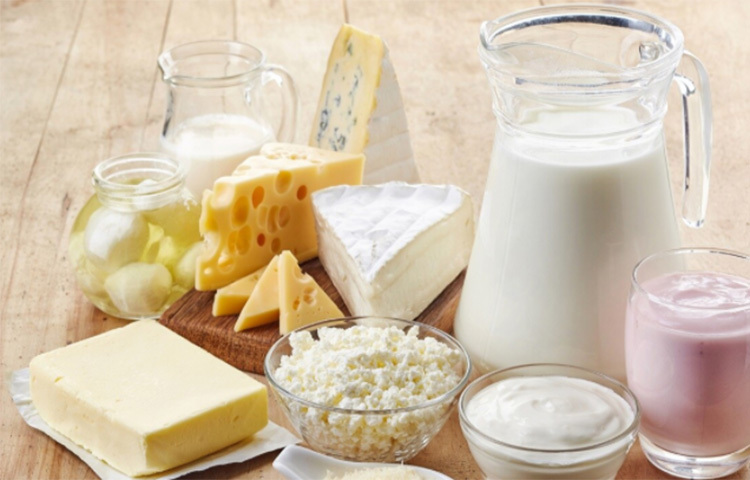 দুগ্ধজাত দ্রব্য: দুধ, পনির বা এই জাতীয় দুগ্ধজাত দ্রব্য গ্রহণ করলেও মুখের দুর্গন্ধ বাড়ে। কারণ দুগ্ধজাত দ্রব্যের মধ্যে অ্যামিনো অ্যাসিড থাকে। পরে এই অ্যাসিড চেইন ভেঙে গিয়ে নানা ধরনের সালফার যৌগ তৈরি করে। ফলে দুর্গন্ধ ছড়ায়। ছবি: সংগৃহীত