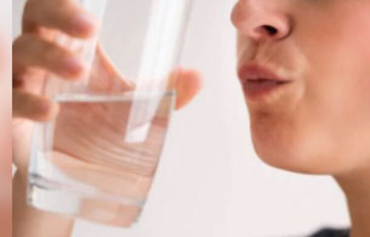 ভালভাবে কুলকুচিই রুখে দিতে পারে করোনা ভাইরাসকে। তবে শুধু জলে নয়, অল্প গরম পানিতে সামান্য মাউথওয়াশ বা নিদেনপক্ষে শুধু মাউথওয়াশে ভালোভাবে কুলকুচি করলেই মুখেই কোভিড ১৯-এর প্রভাব শেষ করে দেওয়া সম্ভব। প্রতিদিনের ব্যবহারের এই সামান্য জিনিসই রুখে দেবে মারণ করোনার সংক্রমণ? নয়া গবেষণায় মেলা তথ্য উসকে দিচ্ছে এমনই জল্পনা। মাউথওয়াশে থাকা কিছু উপাদানের মধ্যে করোনা ভাইরাসকে নিষ্ক্রিয় করতে পারার ক্ষমতা রয়েছে। জানাচ্ছে নয়া গবেষণা।