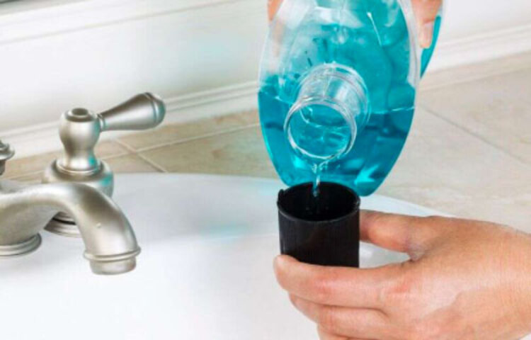 সম্প্রতি ফাংশান জার্নালে প্রকাশিক এক গবেষণাপত্রের দাবি অনুযায়ী, কোভিড ১৯ ভাইরাসের অ্যাটাকের পর তা গলা এবং স্যালাইভারি গ্লান্ডে প্রভাব বিস্তার করে। SARS-CoV-2 ওনভল্পড ভাইরাসের বাইরের অংশের লিপিড মেমব্রেন রয়েছে। এই লিপিড মেমব্রেনকেই নষ্ট করে দেওয়ার উপাদান রয়েছে মাউথওয়াশে।