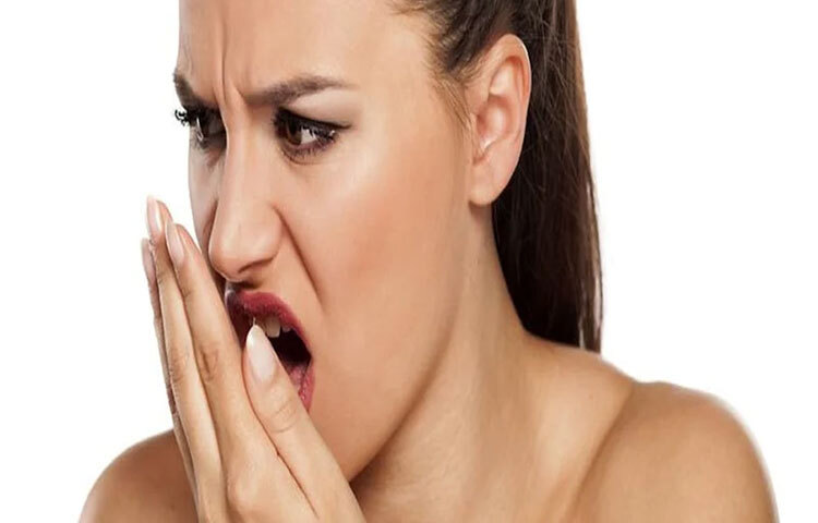 নিঃশ্বাস থেকে দুর্গন্ধ বের হলে প্রতিনিয়তই বেশ সতর্ক থাকতে হয়। মুখ থেকে যাতে গন্ধ পাশের মানুষের কাছে না পৌঁছায়, তার জন্য অনেকেই মাউথ ফ্রেশনার ব্যবহার করেন। কিন্তু এটা তো দীর্ঘস্থায়ী সমাধান নয়। এদিকে বিশ্বের প্রায় ৮ কোটি মানুষ ‘হ্যালিটোসিস’ নামক এই সমস্যায় ভুগছেন। এই সমস্যার সমাধানে কয়েকটি কাজ করতে হবে। ছবি: সংগৃহীত