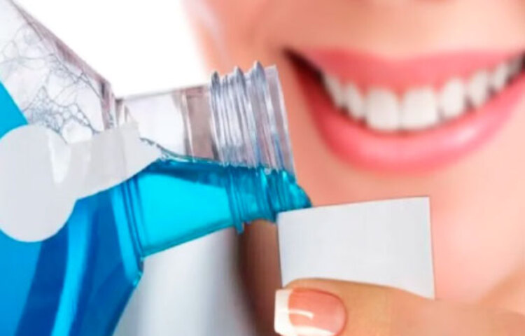 মাউথওয়াশের মধ্যে থাকা পোভিডোন-আয়োডিন, ইথানল এবং সেটিলপাইরিডিনিয়াম থাকে। মাউথওয়াশ মুখে দিয়ে কুলকুচি করার পর মুখ দিয়ে করোনার সংক্রমণ শরীরে ছড়াতে আটকে দিতে পারে বলে বিজ্ঞানীরা জানিয়েছেন।