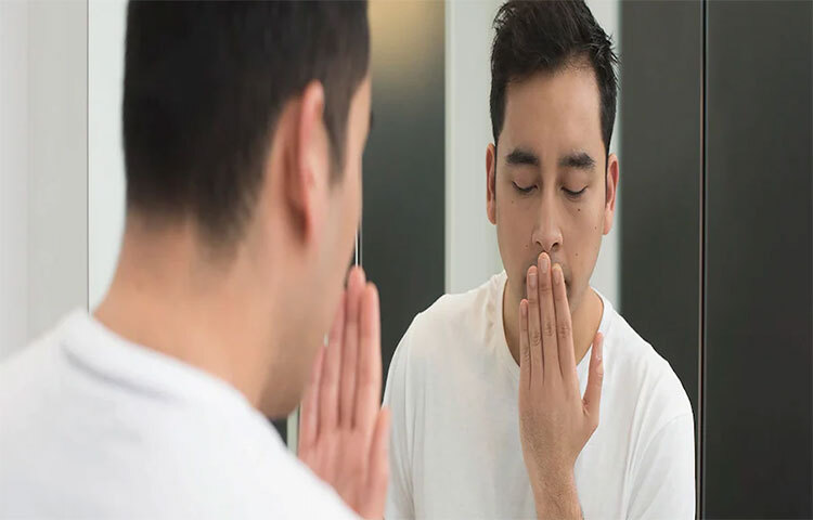 গ্রিন টিতে রয়েছে এমন উপাদান, যা বেশ খানিকটা সময় নিঃশ্বাসের দুর্গন্ধকে প্রতিহত করতে পারে। গ্রিন টি দিয়ে কুলকুচি করলে মুখের মধ্যে দুর্গন্ধ সৃষ্টিকারী ব্যাকটিরিয়া বৃদ্ধি হয় না। ছবি: সংগৃহীত