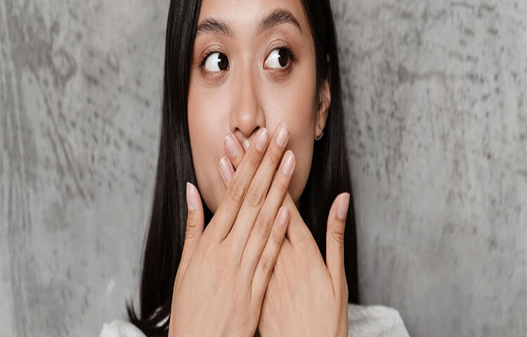 ধূমপান করলে নিঃশ্বাসে দুর্গন্ধের সমস্যা বাড়ে। তামাক মুখের ভিতরটা শুকিয়ে দেয় এবং যার ফলে মুখ থেকে এক ধরনের গন্ধ ছাড়ে, দাঁত মাজার পরেও যা থাকতে পারে। কাজেই তামাকজাত দ্রব্য এড়িয়ে চলুন। ছবি: সংগৃহীত