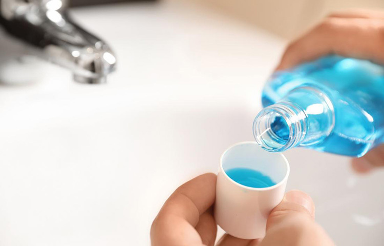 মার্কিন বিশেষজ্ঞরা বলছেন, নিয়মিত মাউথ ওয়াশ ব্যবহার ডায়াবিটিস রোগীদের জন্য ক্ষতিকর। ডায়াবিটিস বেড়ে যাওয়ার সম্ভাবনা থাকে। মাউথওয়াশে যে উপাদানগুলো থাকে অর্থাৎ, জিঙ্ক গ্লুকোনেট, ট্রাইক্লোসান, থায়মল, সেটাইলপ্লিরিডিনিয়াম ক্লোরাইড, ইত্যাদি ডায়াবেটিস হওয়ার ঝুঁকিও বাড়িয়ে দেয়। কিডনির সমস্যা, চোখের সমস্যা ও দাঁতেও ক্ষয় ধরতে থাকে। তাই দাঁত ও মাড়ি ভালো রাখতে অন্য উপায় দরকার। ছবি: সংগৃহীত