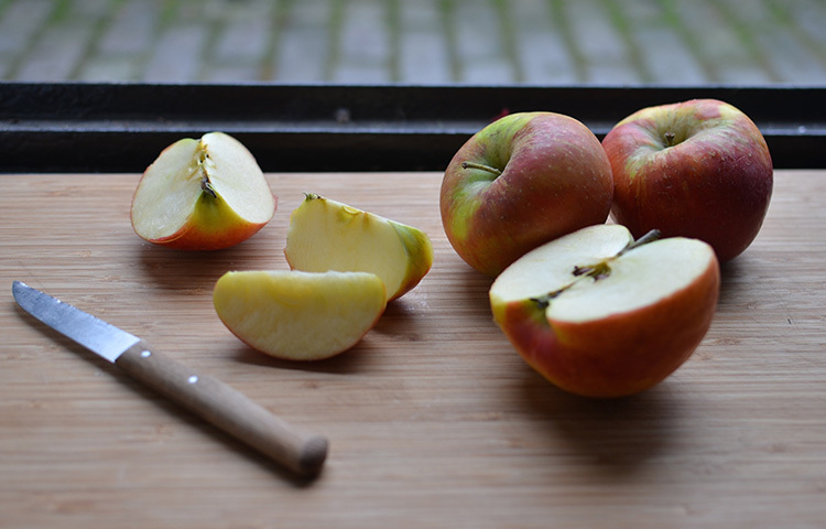 দাঁতের ফাঁকে খাবার জমে থাকলে মুখ থেকে দুর্গন্ধ ছড়ায়। আপেল, গাজর এই ধরনের ফল ভালো করে চিবিয়ে খান। এতে দাঁতের ফাঁকে খাবার জমতে পারে না। ফলে মুখে দুর্গন্ধ হয় না। ছবি: সংগৃহীত