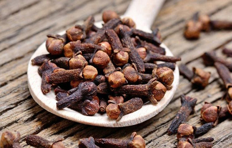 লবঙ্গ প্রাকৃতিক মাউথওয়াশের কাজ করে। মুখে লবঙ্গ রাখতে পারেন কিছুক্ষণ। আর তা না হলে লবঙ্গ পানিতে ভিজিয়ে সেই জল দিয়ে কুলকুচি করুন। এতে দুর্গন্ধ চলে যায়। ছবি: সংগৃহীত