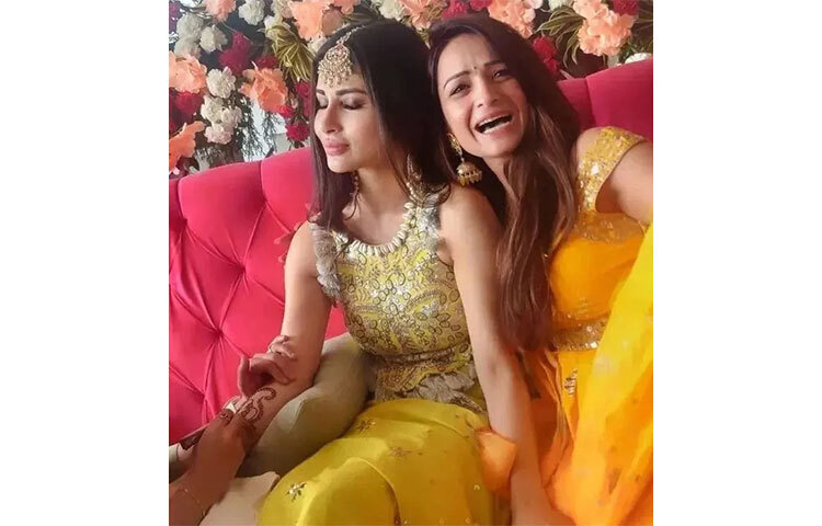 করোনার প্রকোপে বিধিনিষেধ মেনে বিয়ে করছেন মৌনি ও সুরজ। নিমন্ত্রিতদের তালিকায় অনেকটাই কাটছাঁট করা হয়েছে। ছবি: সংগৃহীত