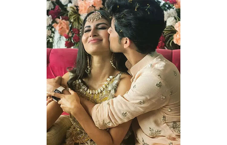 বিয়ের আয়োজন সংক্ষিপ্ত করেছেন মৌনি। কিন্তু বিয়ের পরে মুম্বাইয়ে প্রিয়জনদের নিয়ে একটি রিসেপশন পার্টি দেবেন তিনি। ছবি: সংগৃহীত