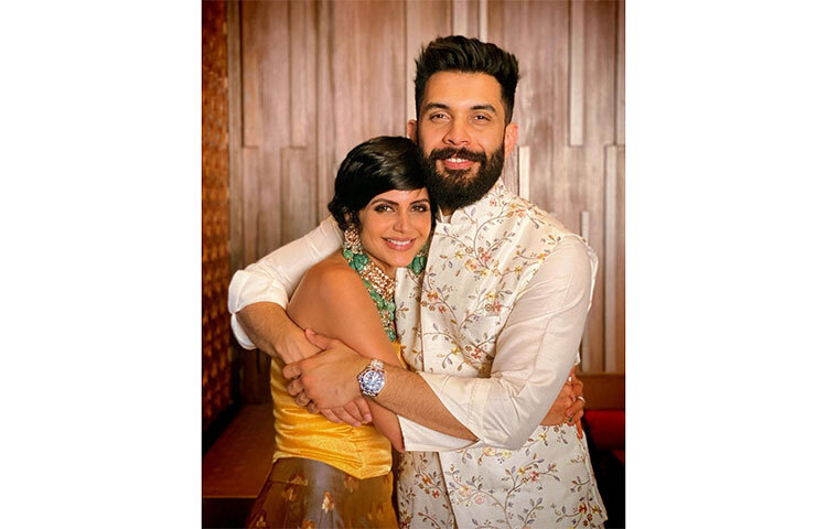 মৌনি রায়ের বন্ধু অশোক গোরাডিয়া ও অর্জুন বিজলানির সঙ্গে মন্দিরা বেদী। এরই মধ্যে তাদের এই ছবি দুর্দান্ত গতিতে ভাইরাল হয়েছে সোশ্যাল মিডিয়ায়। ছবি: সংগৃহীত