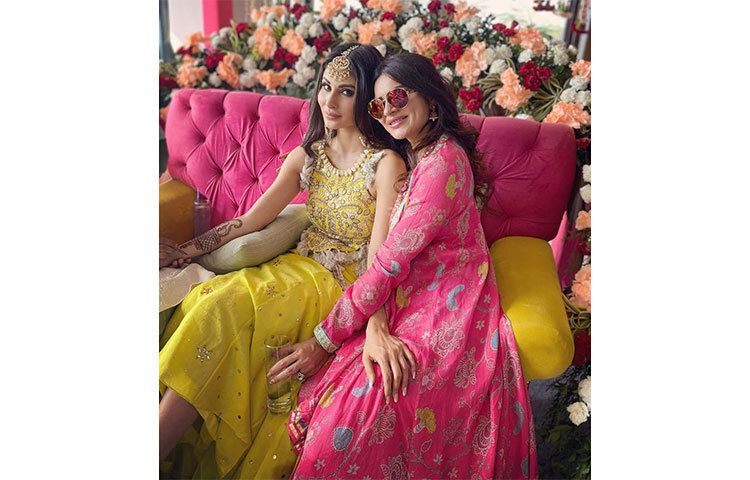 ভক্তরা বেশ পছন্দ করেছেন মেহেদি সন্ধ্যার ছবিগুলো। ছবি: সংগৃহীত