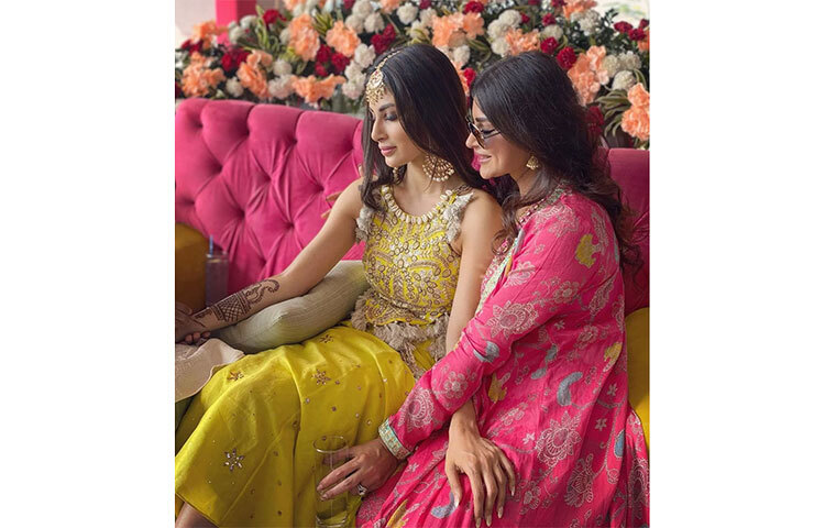 ছবিতে একের পর এক ভক্তরা শুভেচ্ছা জানিয়েছেন প্রিয় তারকা মৌনি রায়কে। ছবি: সংগৃহীত