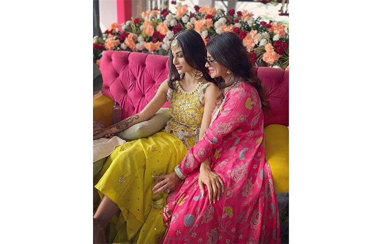 তাই ভারতেই সাত পাকে বাঁধা পরছেন মৌনি ও সুরজ। গোয়ায় দুজনের বিয়ের আসর ও বাসর বসেছে। ছবি: সংগৃহীত