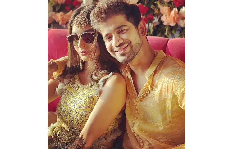 মৌনি রায় ও সুরজ নাম্বিয়ারের বিয়েতে প্রবেশ অত্যন্ত সহজ নয়। কেননা বর বউ অতিথিদের সামনে একটি শর্ত রেখেছেন। সেই শর্ত মানলেই বিয়ে বাড়িতে প্রবেশ পারবেন। ছবি: সংগৃহীত