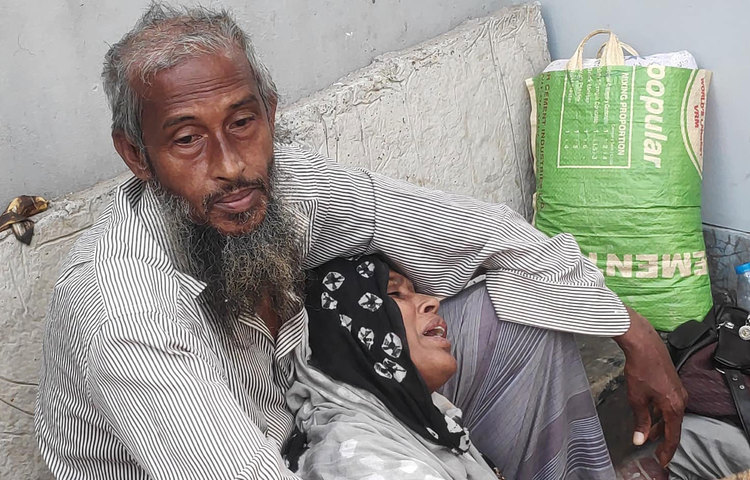 হাসপাতালে আতদের স্বজনদের আহাজারি।