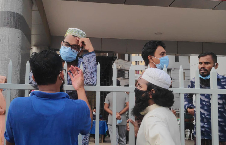 হাসপাতালে আহতদের স্বজনদের ভিড়।