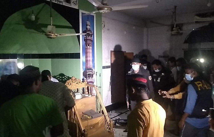 শুক্রবার রাত পৌনে ৯টার দিকে নারায়ণগঞ্জ সদর উপজেলার ফতুল্লার পশ্চিমতল্লা এলাকার বাইতুস সালাত জামে মসজিদে এসি বিস্ফোরণের ঘটনা ঘটে।