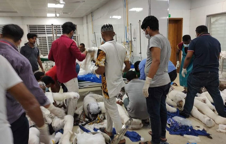 হাসপাতালে আহতদের চিকিৎসা দেয়া হচ্ছে।