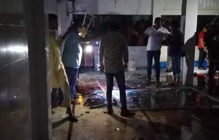 মুহূর্তের মধ্যে মসজিদের ভেতরে থাকা প্রায় ৫০ জনের মধ্যে আতঙ্ক ছড়িয়ে পড়ে। হুড়োহুড়ি করে বের হওয়ার চেষ্টা করেন তারা। তাদের মধ্যে দগ্ধ অবস্থায় ৩৭ জনকে উদ্ধার করে শেখ হাসিনা বার্ন অ্যান্ড প্লাস্টিক সার্জারি ইনস্টিটিউটে ভর্তি করা হয়।