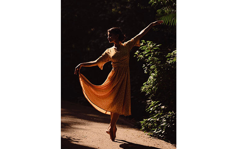 এই ব্যালে নৃত্যের ছবি সামাজিক যোগাযোগ মাধ্যমে ছড়ানোর পর ইরা যেমন ভাসছেন প্রশংসার জোয়ারে, তেমনি সামলাতে হচ্ছে গণমাধ্যমকেও।