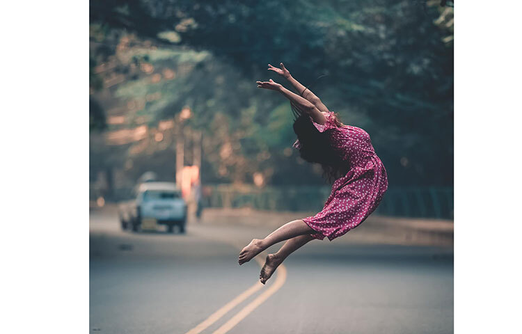 আবু হায়াৎ মোহাম্মদ কামাল ও ফাহমিদা আক্তার দম্পতির চার মেয়ের মধ্যে মোবাশ্বিরা কামাল ইরা তৃতীয়। বাবা ব্যবসায়ী এবং মা গৃহিণী। নওগাঁ সরকারি কলেজে উচ্চ মাধ্যমিক দ্বিতীয় বর্ষে বাণিজ্য শাখায় পড়ছেন ইরা।