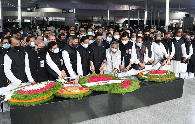 আজ সকাল ৬টা ৫০ মিনিটে আওয়ামী লীগের সাধারণ সম্পাদক ওবায়দুল কাদেরের নেতৃত্বে দলটির শীর্ষ নেতারা বঙ্গবন্ধুর প্রতিকৃতিতে শ্রদ্ধা নিবেদন করেন। ছবি: ইয়াসিন কবির জয়