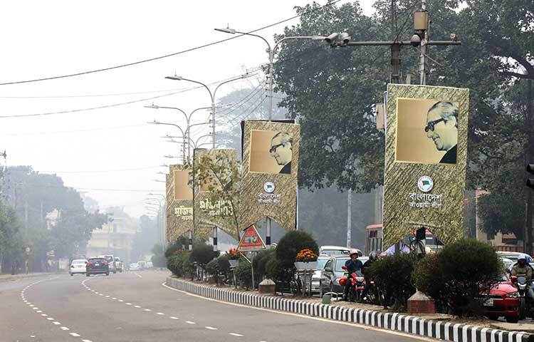 রাস্তার ডিভাইডারে শোভা পাচ্ছে বঙ্গবন্ধুর ছবি।