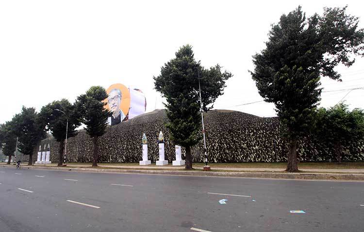 দৃষ্টিনন্দন করে সাজানো হয়েছে রাস্তার দুপাশ।