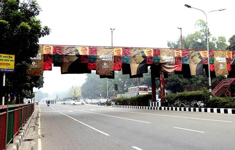 ফুট ওভার ব্রিজের দুপাশে বর্ণিল বঙ্গবন্ধু।
