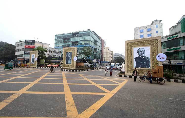 রাজপথে হাস্যোজ্জ্বল বঙ্গবন্ধু।