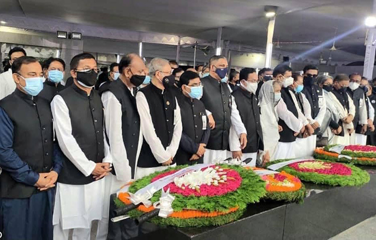 জাতির পিতার স্মৃতির প্রতি শ্রদ্ধা নিবেদন করে কিছুক্ষণ নিরবে দাঁড়িয়ে থাকেন নেতারা। ছবি: ইয়াসিন কবির জয়